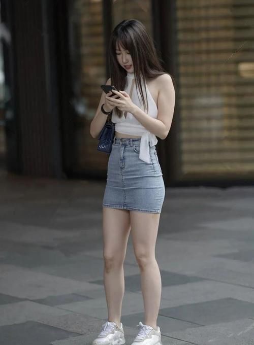 减龄|打破风格的束缚,选择个性一些的半身裙穿搭,美出新鲜感