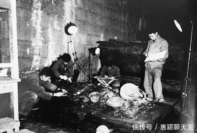 又一组万历帝陵考古挖掘现场老照片,图6是出土的万历皇帝龙袍