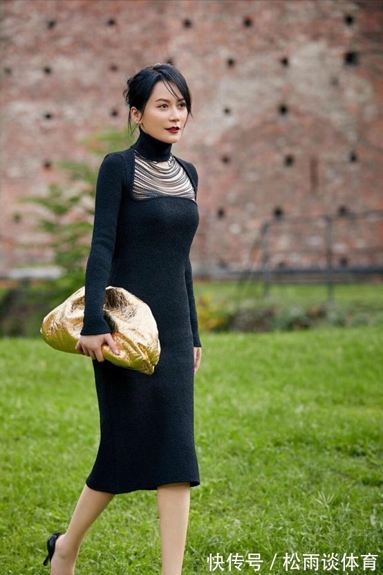 外套|“不老女神”俞飞鸿不愧为中年之光,巴掌腰+漫画腿,真不像48岁