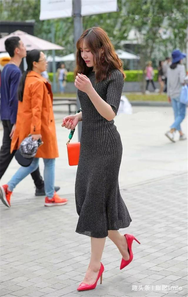 时尚 小姐姐一双红色的高跟凉鞋,让她的黑色搭配也带着一种靓丽的时尚
