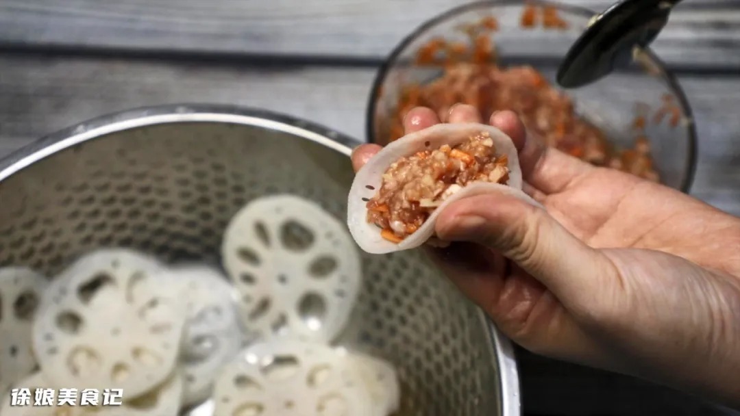 莲藕最有仪式感的做法,加入一个鸡蛋放锅里蒸一蒸,营养又美味,上桌吃光光