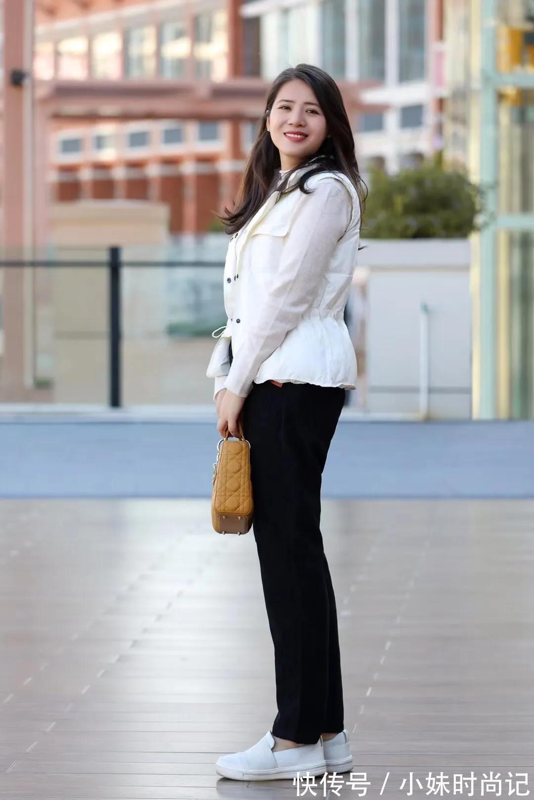 穿一件简洁轻便的背心,又保暖又不碍事,还时尚好看