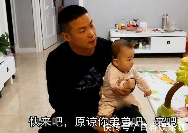 父母|见爸爸抱弟弟玩,女儿小声问:能抱抱我吗?之后画面二胎妈妈泪目