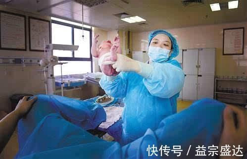 宝宝|为何刚生完娃,护士就抱宝宝给产妇看并问“是男是女?”别有目的