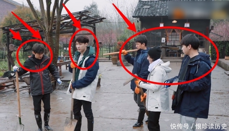 《向往5》嘉宾拍合照,本以为张艺兴主动让C位,原来只是个误会