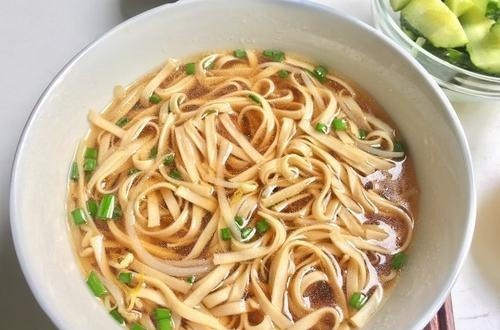 清汤面,面条直接煮就错了,难怪不筋道不好喝,大厨这样做才对