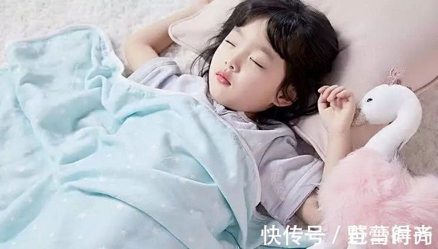 父母|宝宝晚上睡觉频繁踢被子,宝妈累够呛,5种原因看看你家是哪种