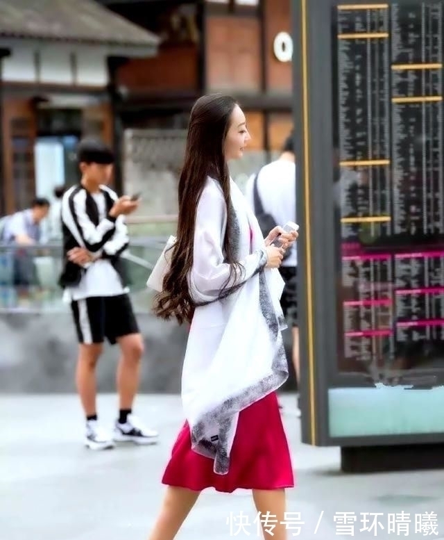 吊带裙|街拍小姐姐灰色吊带裙,走在路上散发着那优雅的女人味