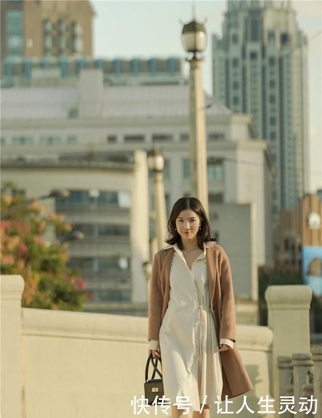 40岁女人,穿什么颜色最好看?这3个“干净色”,衬肤色显气质