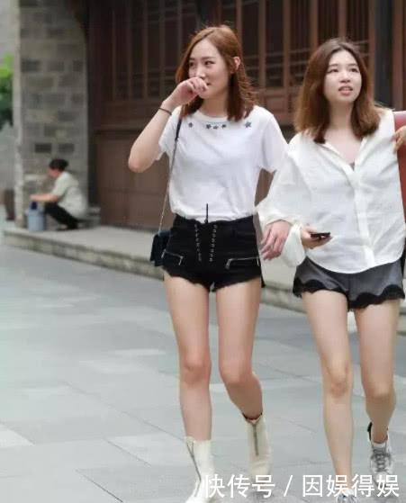 街拍一起逛街的闺蜜,光看腿就已经显得身材很好了