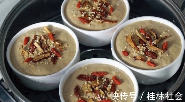 1碗大米2个鸡蛋，手不沾面，筷子搅一搅，做孩子爱吃的发糕