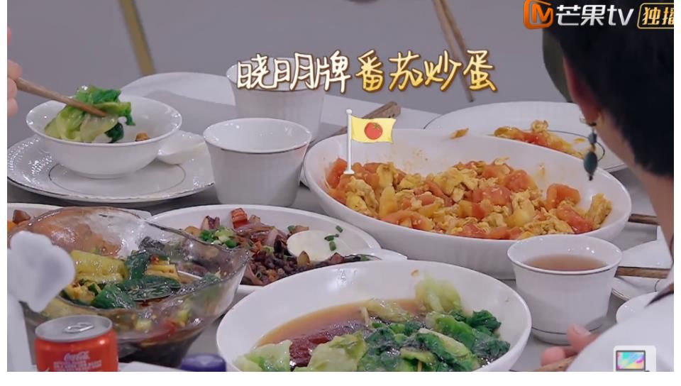 黄晓明|黄晓明罕见家中做饭！厨房宽敞装修简朴，手法生疏菜品卖相无食欲