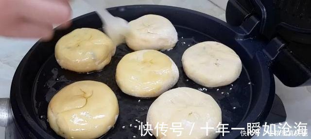 创意|1斤红豆,3勺面粉,擀一擀烙一烙,做出创意烧饼,比面包香甜好吃!