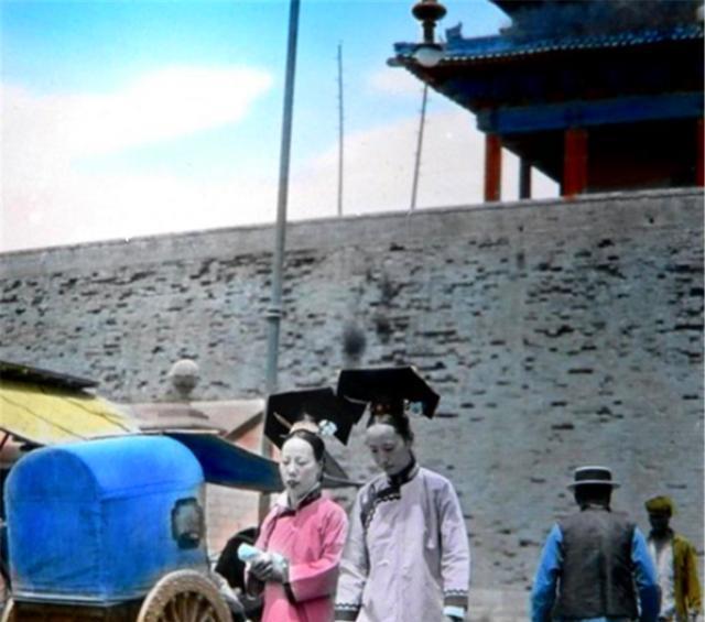 照片拍摄于清末|清末上色老照片镜头下貌美如花的宫女、难民儿童衣不蔽体