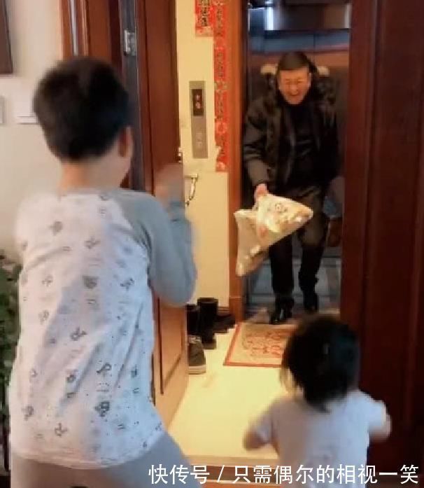 妹妹|哥哥带妹妹迎接老爸,电梯开门孩子的动作让爸爸笑成花,好幸福啊