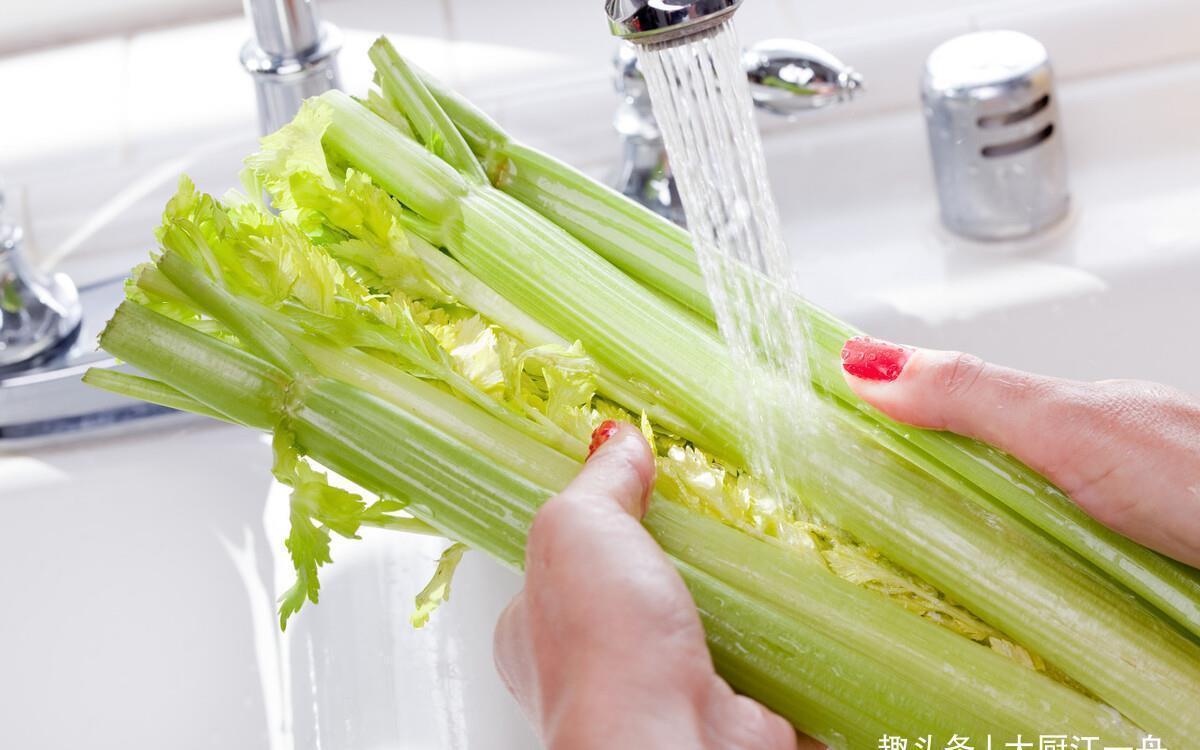 这4种蔬菜含寄生虫最多,没营养价格还贵,很多人却偏偏爱吃