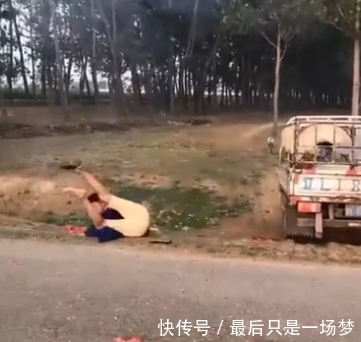 魔术|东北小伙直播表演魔术,不料当场露馅人仰马翻,场面非常搞笑