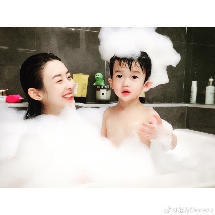 张博|第一车模翟凌复出!脸上满满精华液如少女般,男篮男友成霸道总裁
