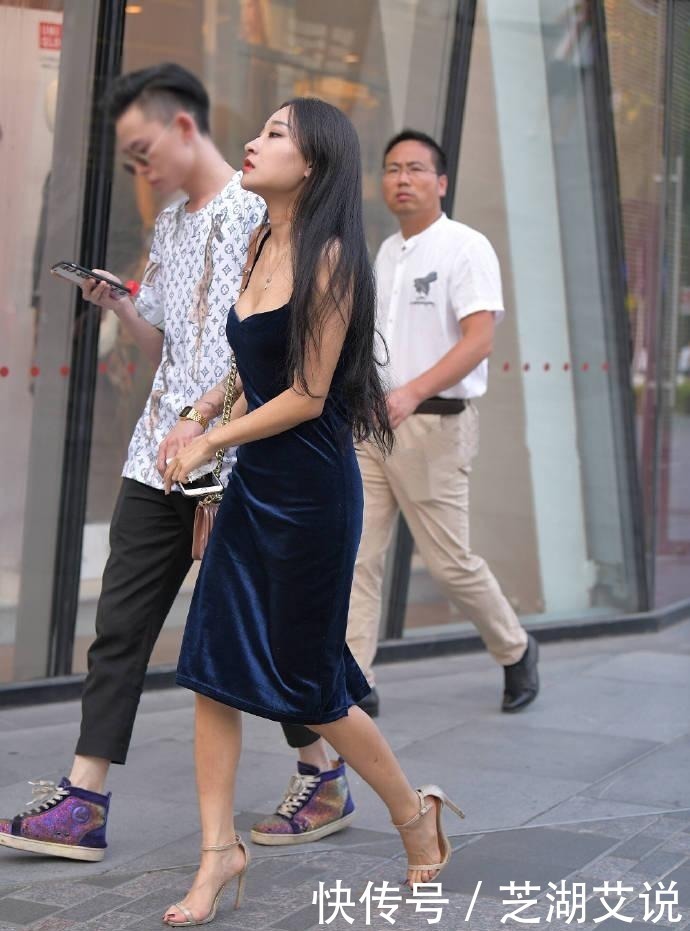 街拍：美女最后的一抹微笑，甜进了心里