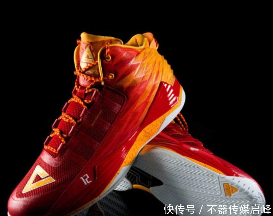 你敢相信!球星签名鞋第一代就有大底碳板!