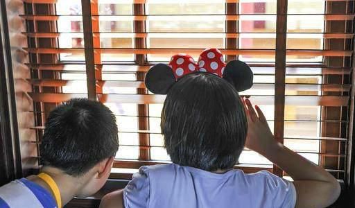 妈妈|年轻妈妈当着儿子面换衣服毫不避讳，总觉得孩子小，儿子的举动让她慌了