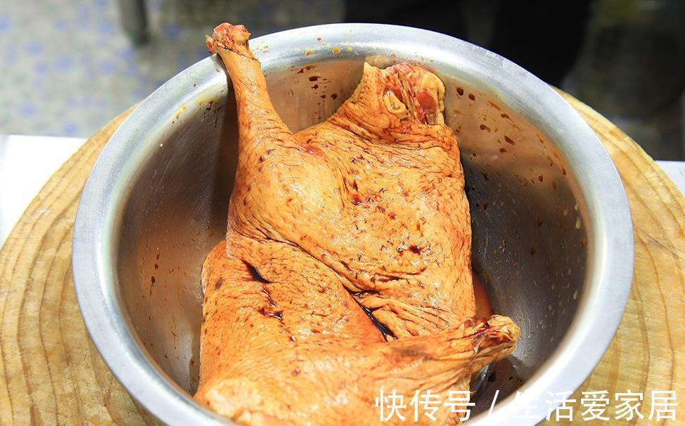 红润|卤烧鸭，鸭肉入味难？厨师长教你一招，肉质红润不柴，入味到骨