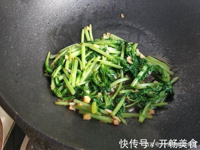 茼蒿|失眠最怕这“菜”，一斤15，偶尔吃一次，安神静心，一觉大天亮