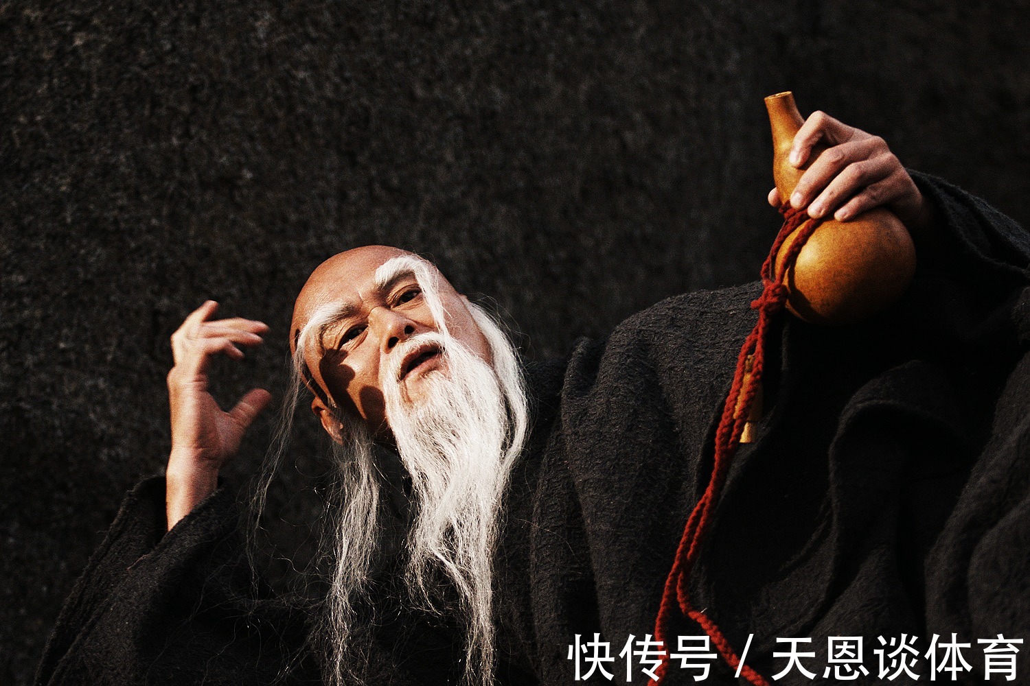 丐帮!天龙八部后期,虚竹究竟活了多少岁,为何倚天中还有他的影子?