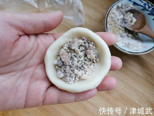 天冷了,这早餐小饼多做给孩子吃,营养暖胃,无需发面,柔软筋道