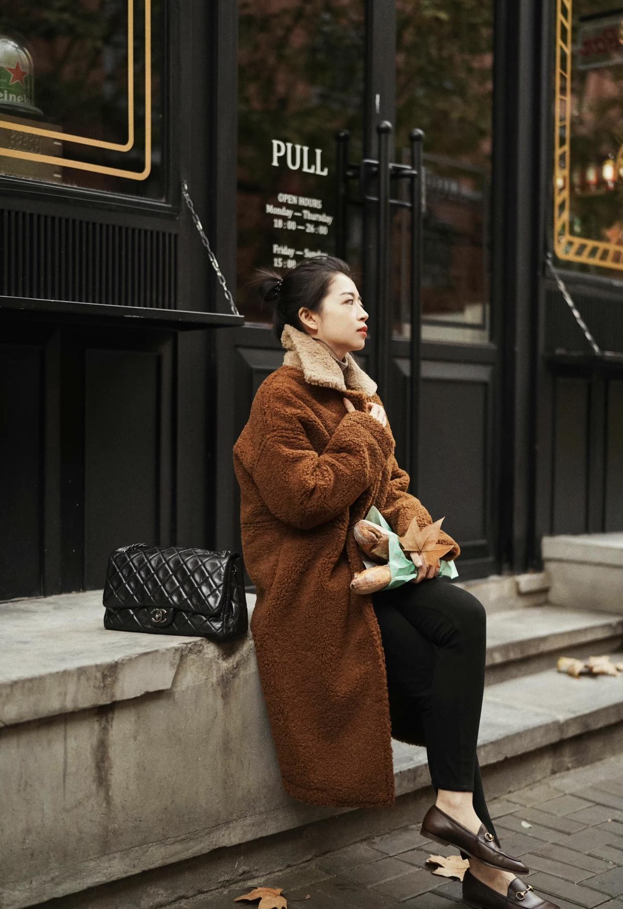 泰迪熊外套|今冬流行的“泰迪熊外套”长这样,和牛仔裤搭配可高级了,超好看