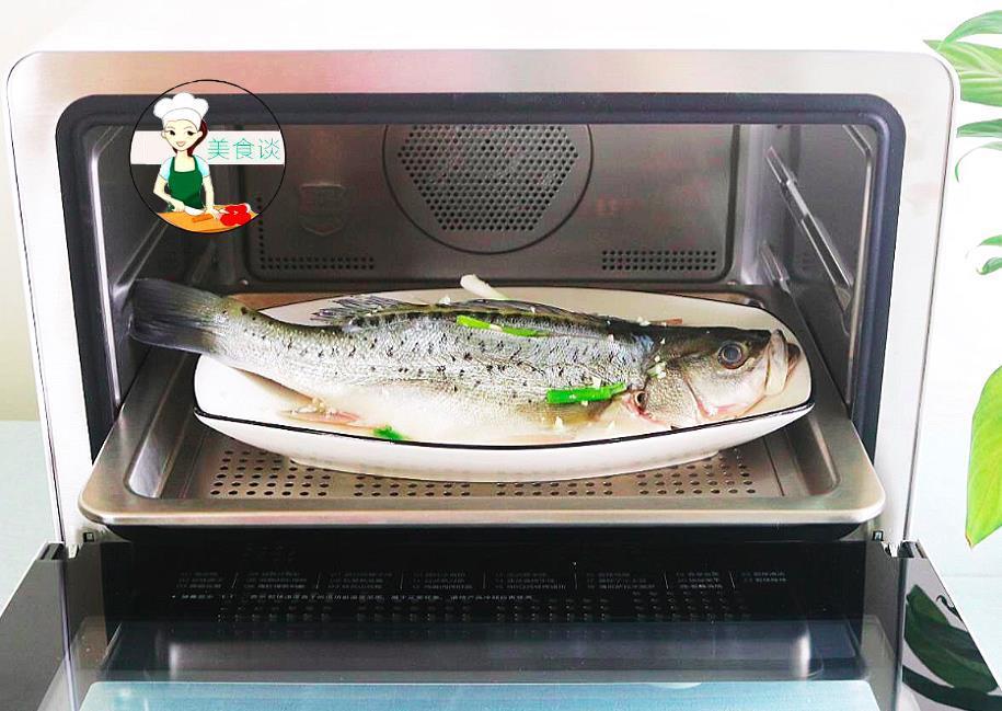 清蒸鱼|做清蒸鱼时,加蒸鱼豉油、加生抽都不对,老师傅教你正确做法