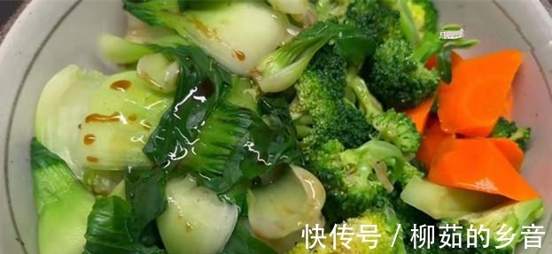 黄磊教做肉包子视频火了，网友点赞感叹这肉包子做得太有特色了！