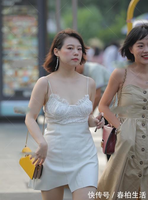 黄色|白色吊带连衣裙搭配黄色高跟鞋,优雅不失元气