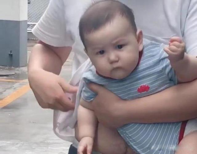 无奈|“不靠谱奶爸”火了,萌娃一脸无奈:考虑过我的感受吗