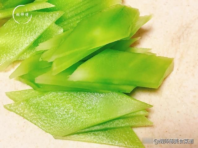 炒莴笋时，别直接下锅炒！厨师长教您一妙招，莴笋香脆爽口更入味