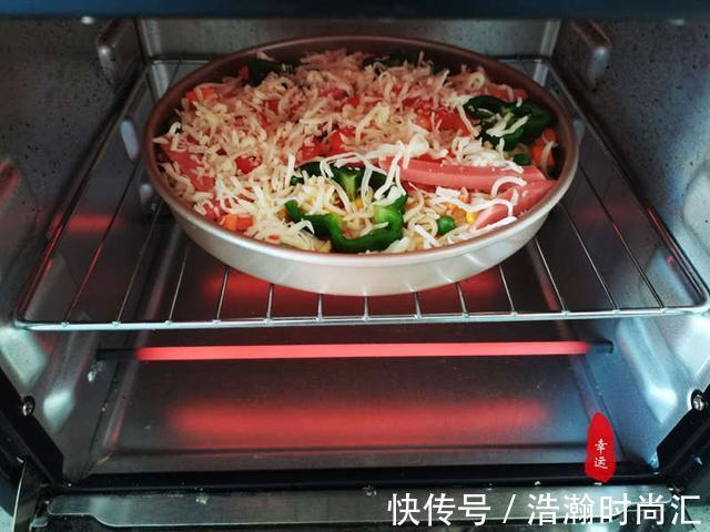 拉丝|没想到馒头做的披萨也这么美味，披萨底部金黄，蛋香奶香味道浓郁