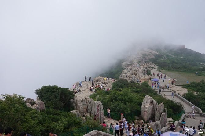 登泰山，住云巢。