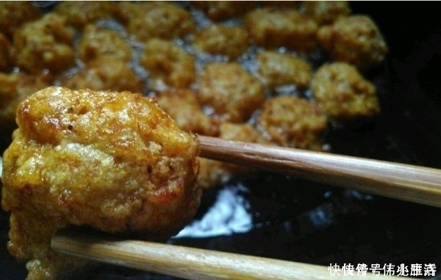 过年炸肉丸有诀窍，除了面粉，此物也要放，不然丸子不酥脆不好吃