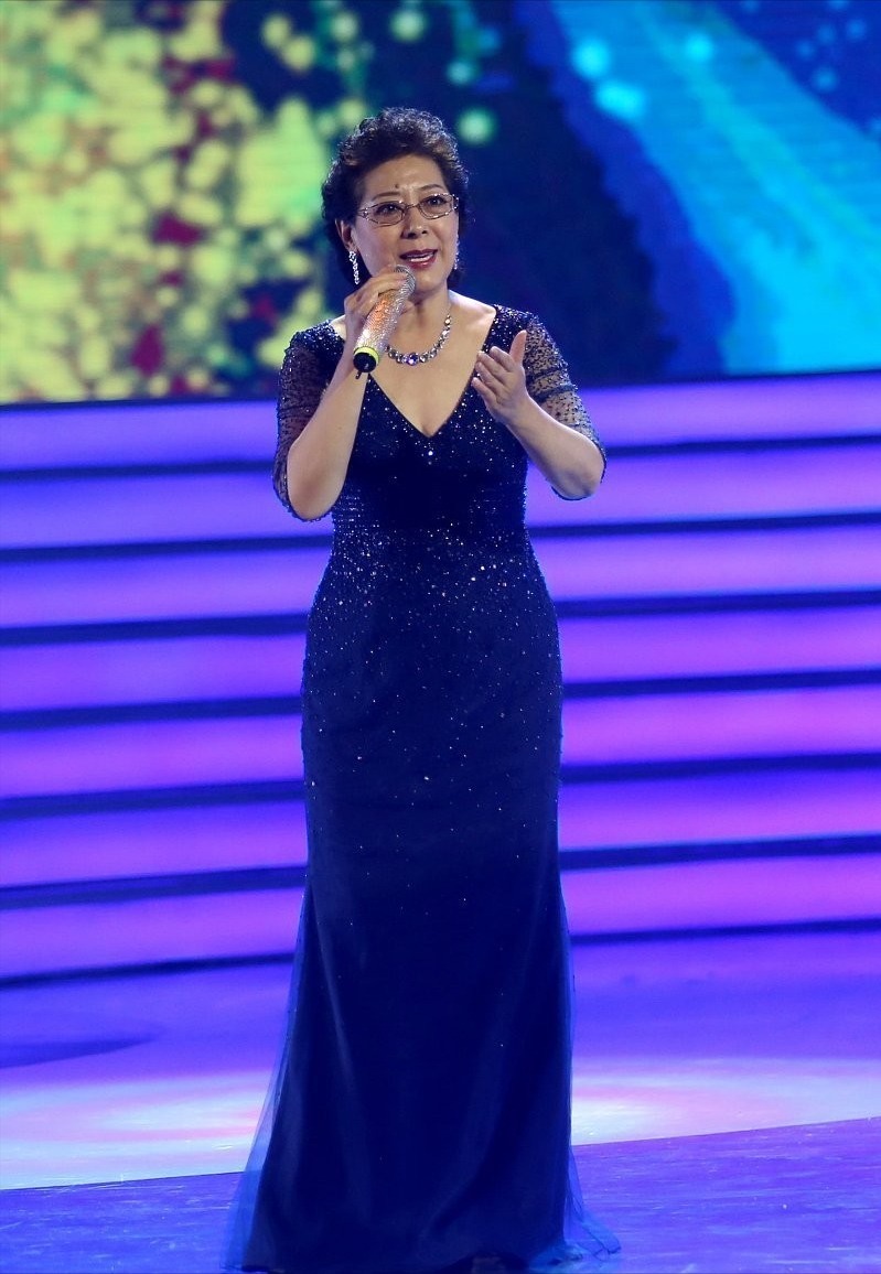 深色 关牧村还是挺不服老的, 这么招摇的裙子, 小姑娘都不一定会穿