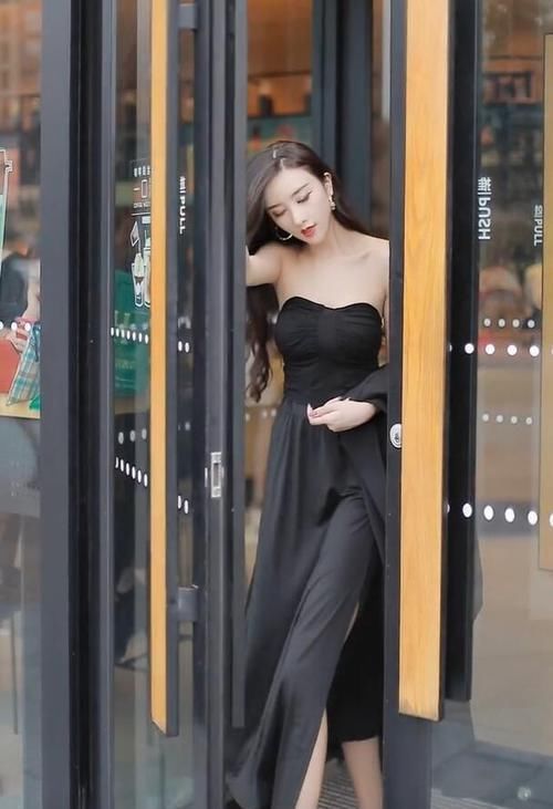 都市女郎风的形象，一身单调黑色，凸显出高级感