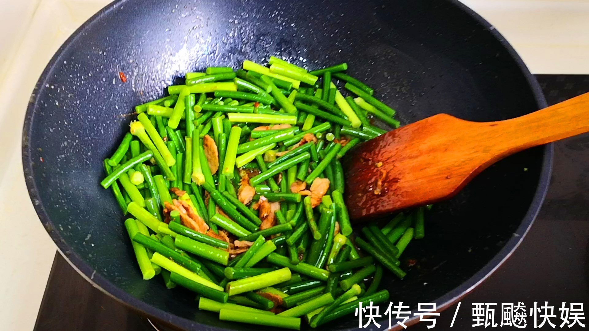 爆炒|炒蒜苔,最忌切完直接炒,大厨教你一妙招,蒜苔又脆又绿、更入味