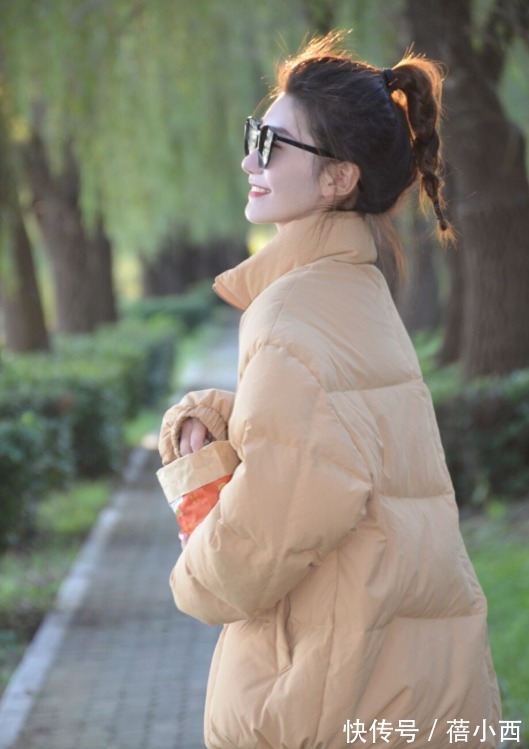 牛仔裤|“羽绒服+牛仔裤”=秋冬洋气搭配,兼具时髦和保暖,太高级了!