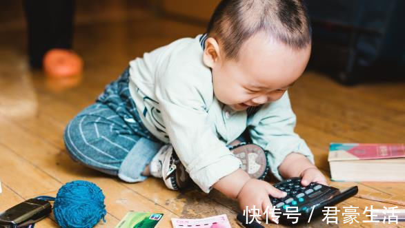 宝宝|1岁宝宝抓周,紧紧抓住这样东西不撒手,奶奶直呼完了