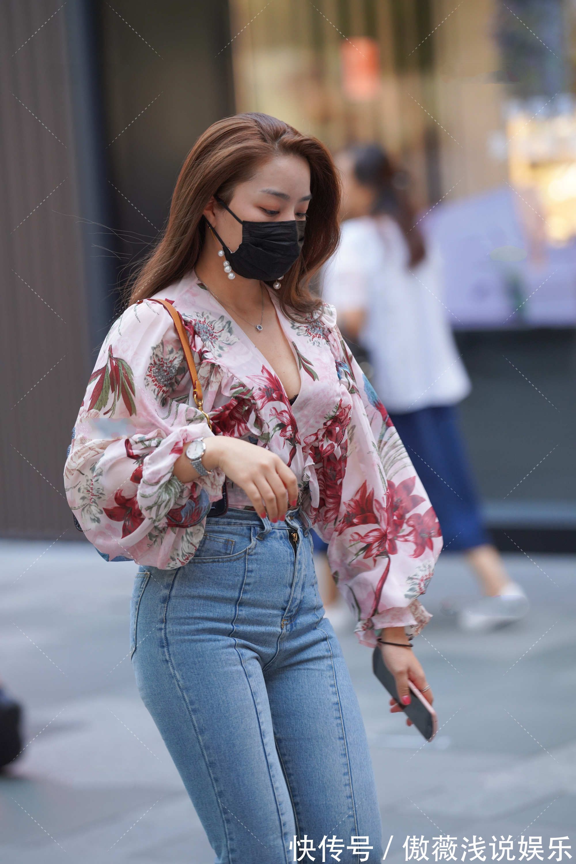 搭配 时尚：V字领上衣搭配一条喇叭牛仔裤，设计独特，散发女人气质