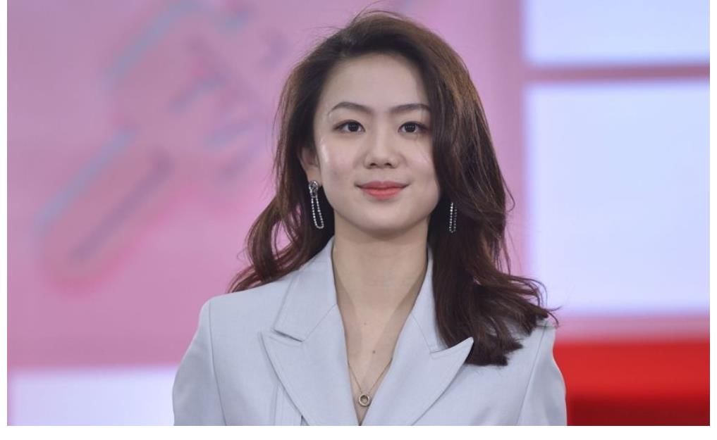 拿过主持人比赛冠军，后加盟芒果台，成《你好星期六》见习班成员