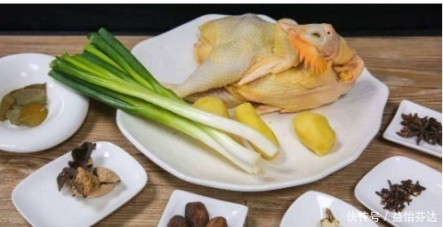 粤菜|白切鸡，不只是放姜葱，少了它，鸡皮根本不会变黄