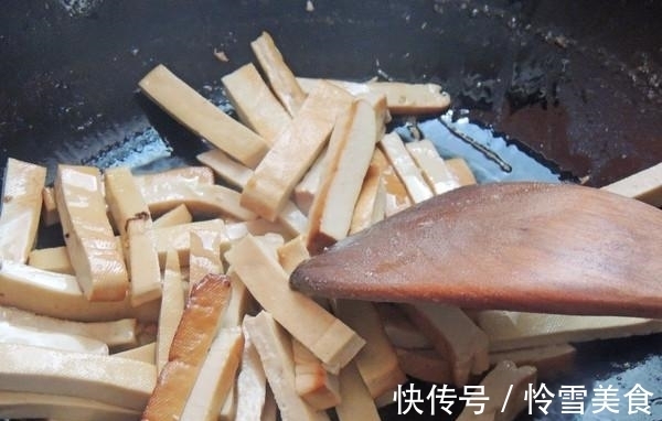 香干要怎么做才能柔软又入味?原来放水有讲究,出锅之后比肉好吃
