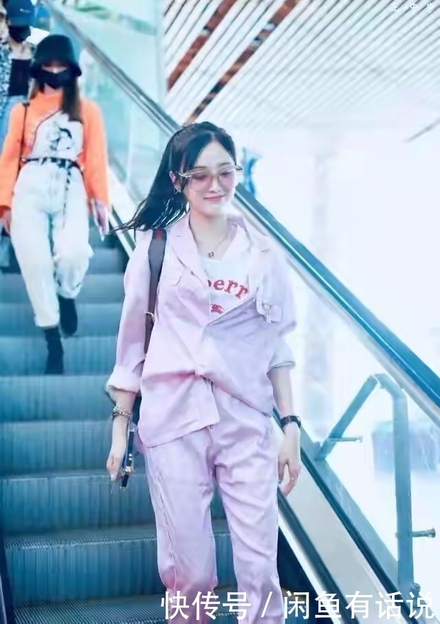 睡衣|别拿内衣外穿博眼球了,“睡衣外穿”才够高级,明星潮人早穿上了