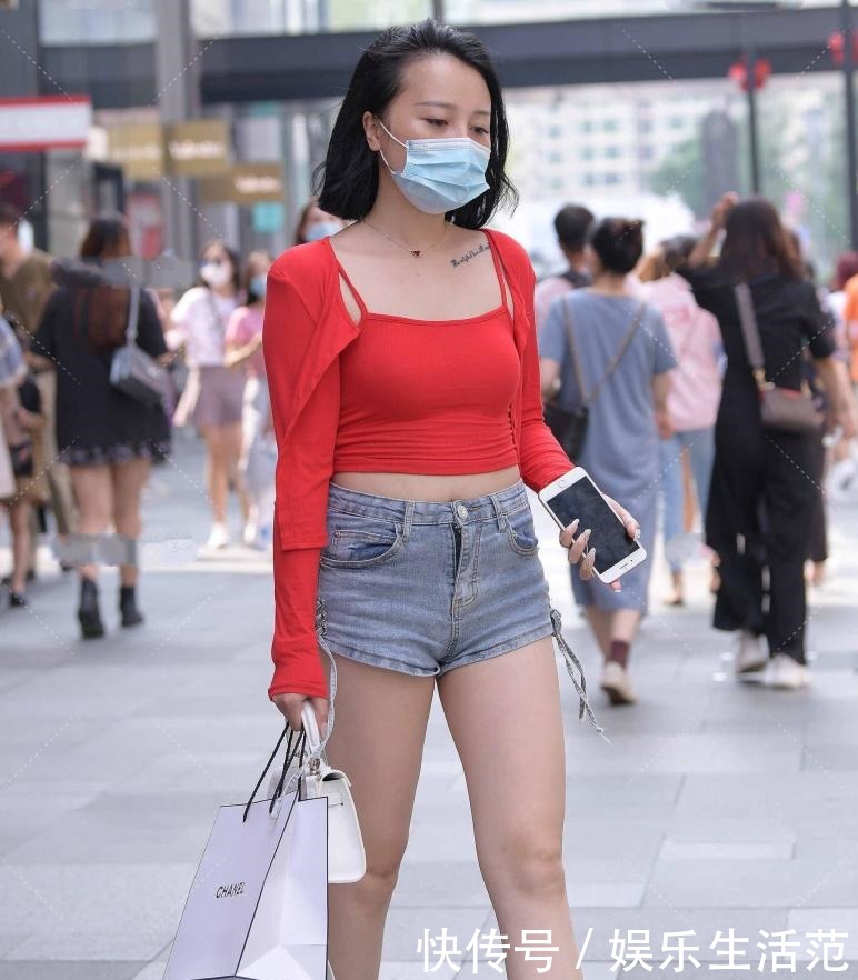 牛仔|红色套装搭配牛仔短裤,简单大方,精致时尚