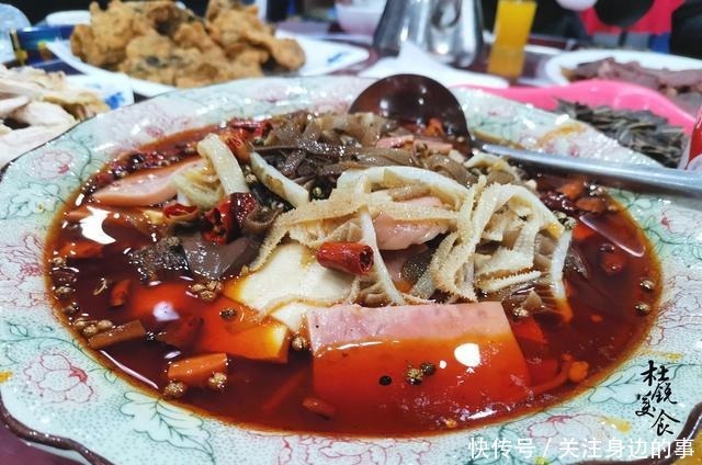 晒500一桌的农村宴席，网友这太实惠了，在城里至少1千！